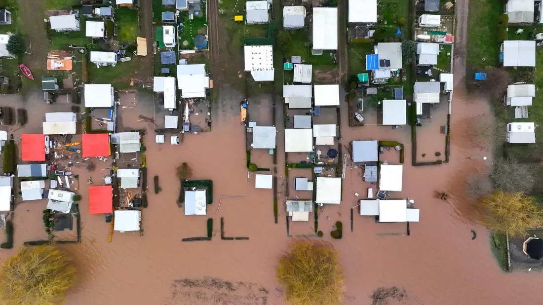 Ein überfluteter Campingplatz an der Talsperre Kelbra. - Bild: Heiko Rebsch/dpa