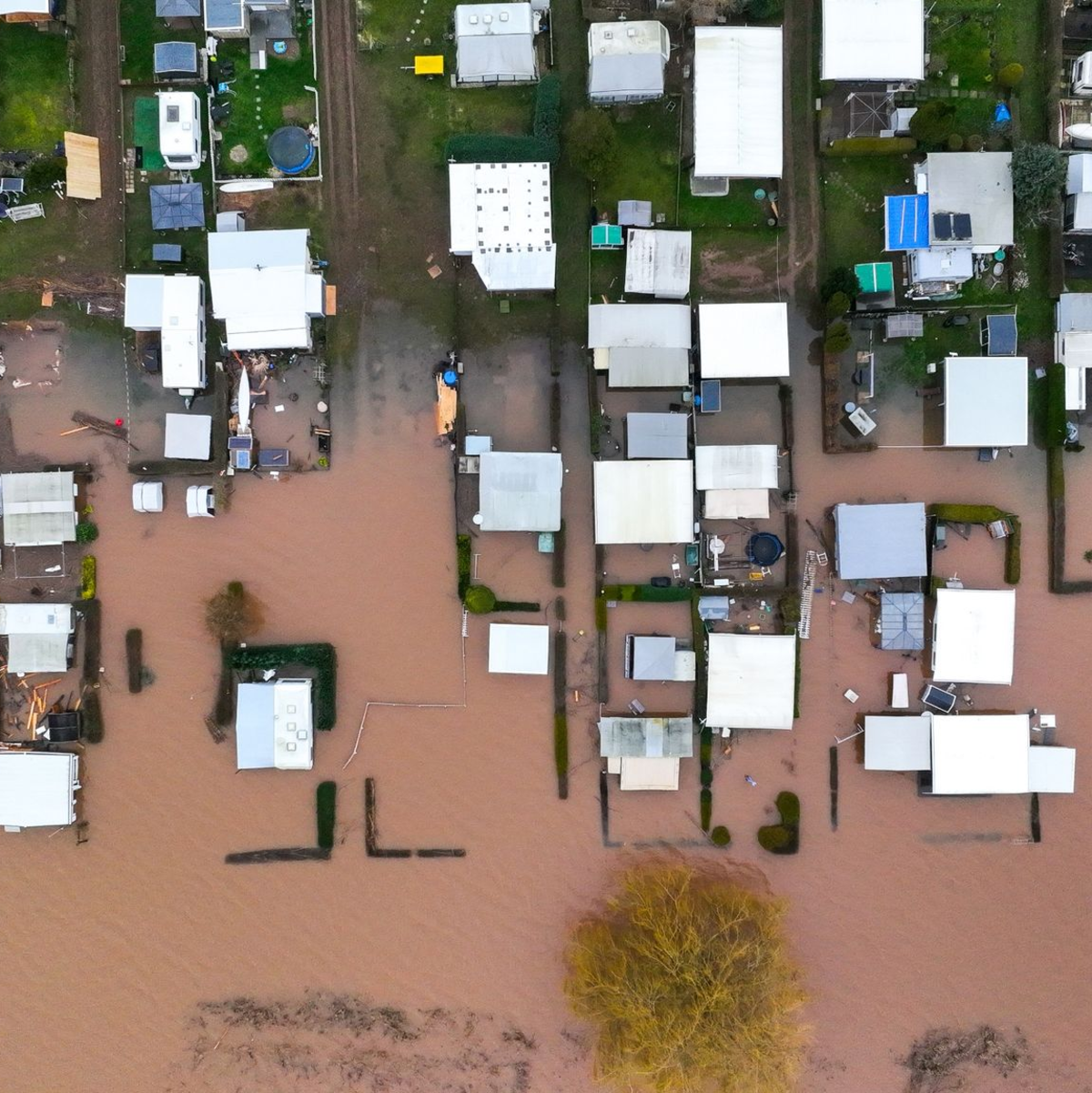 Der Campingplatz an der Talsperre Kelbra (Thüringen) steht unter Wasser. - Foto: Heiko Rebsch/dpa