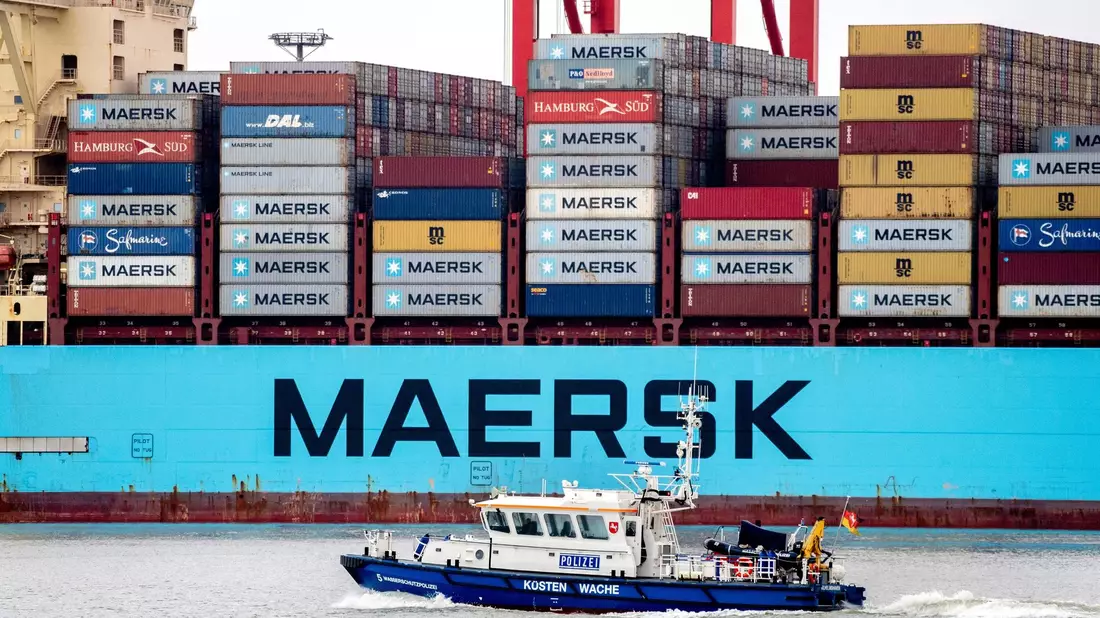 Nach Angriffen auf ein Frachtschiff der Reederei Maersk soll der Vorfall untersucht werden (Archivbild). - Bild: Hauke-Christian Dittrich/dpa