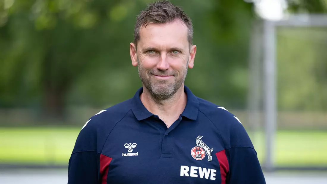 André Pawlak leitet die erste Trainingseinheit des neuen Jahres beim 1.FC Köln. - Bild: Marius Becker/dpa