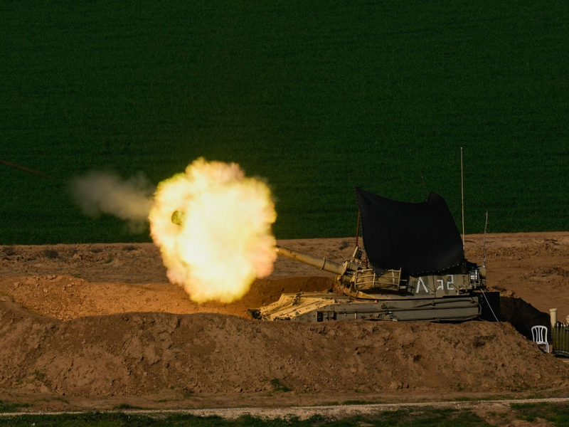 Rauch steigt über dem Gazastreifen auf. (Archivbild) - Foto: Ohad Zwigenberg/AP/dpa