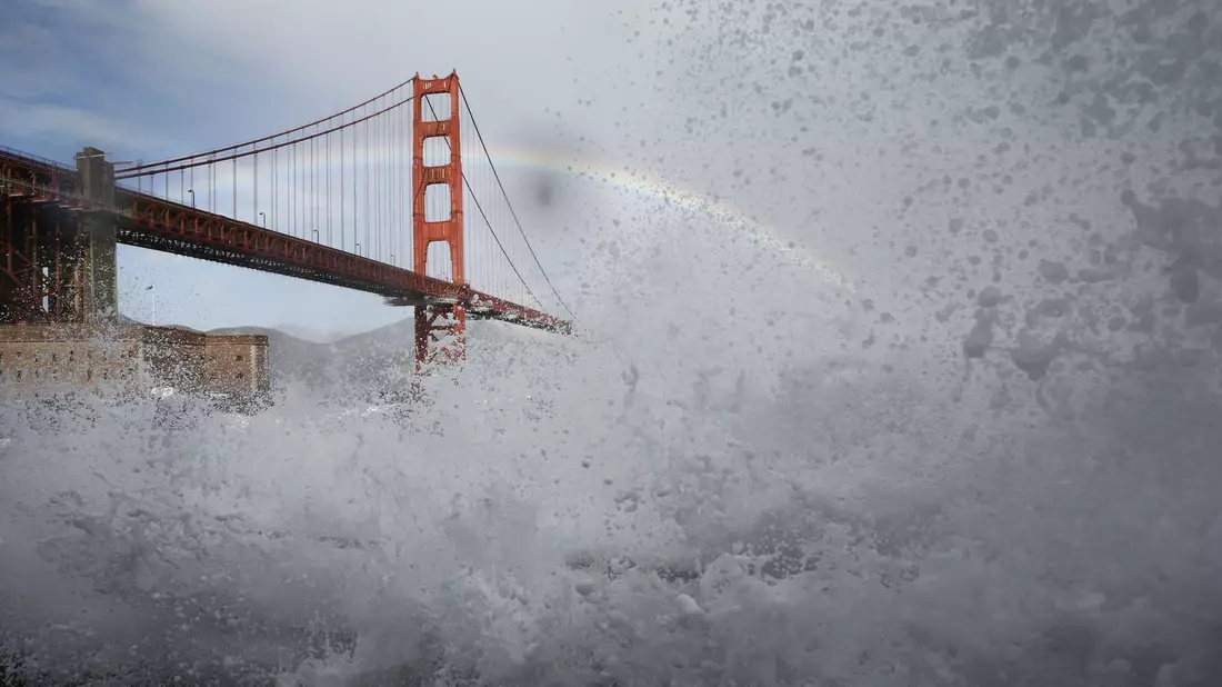 Wellen brechen über das Geländer am Fort Point in San Francisco. - Bild: Santiago Mejia/San Francisco Chronicle/AP/dpa