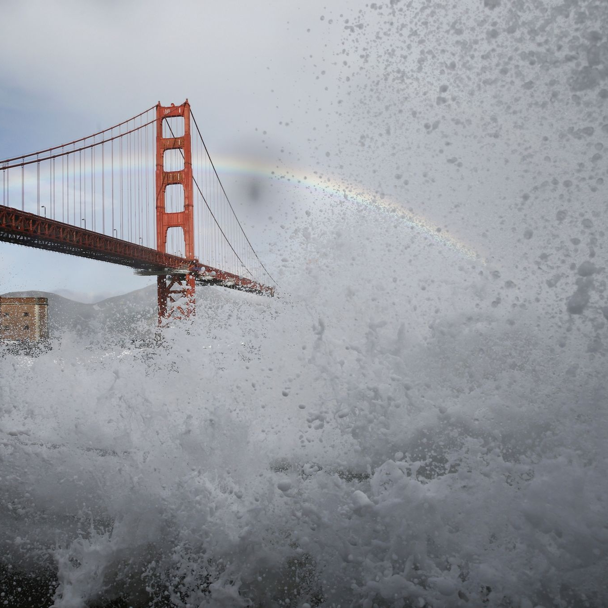Wellen brechen über das Geländer am Fort Point in San Francisco. - Foto: Santiago Mejia/San Francisco Chronicle/AP/dpa