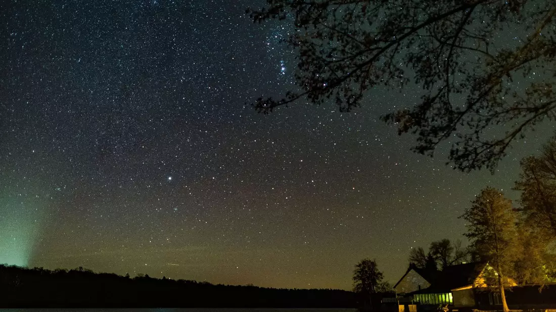 In der Silvesternacht lohnt nicht nur der Blick auf Raketengefunkel. (Archivbild) - Bild: Patrick Pleul/dpa-Zentralbild/dpa
