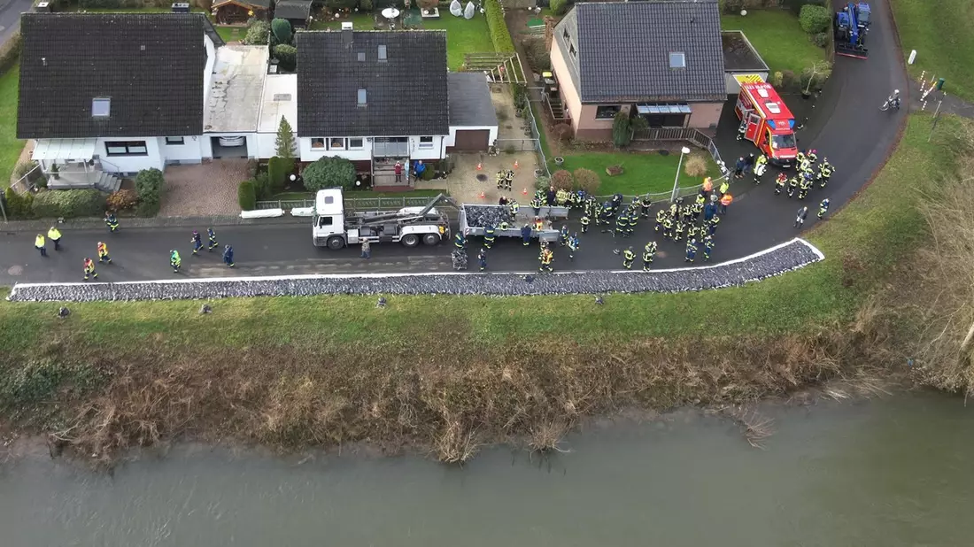 FW-Lohmar: Über 110 Einsatzkräfte im Einsatz zur Dammsicherung - Bild: presseportal.de