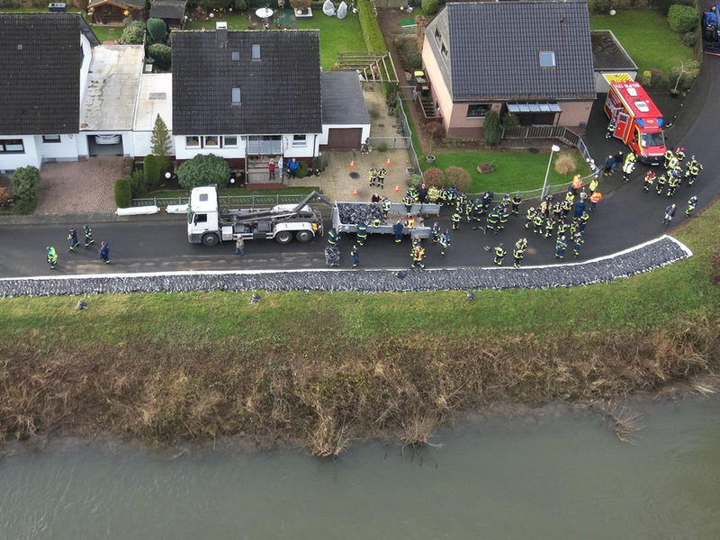 FW-Lohmar: Über 110 Einsatzkräfte im Einsatz zur Dammsicherung - Foto: presseportal.de