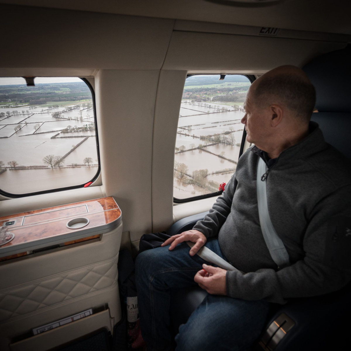 Bundeskanzler Olaf Scholz (SPD) steht mit einem Helfer der DLRG an einem überfluteten Gebiet in Verden/Aller. - Foto: Guido Bergmann/Bundesregierung/dpa