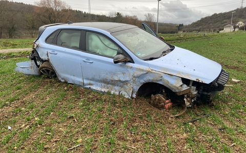 POL-PDNW: Mit Pkw überschlagen - Fahrer leicht verletzt - Foto: presseportal.de