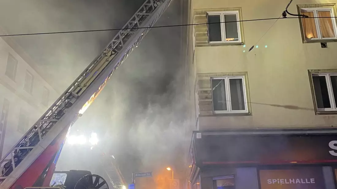 FW-E: Ausgedehnter Kellerbrand in einem Mehrfamilienhaus - Feuerwehr rettet 16 Menschen - Bild: presseportal.de