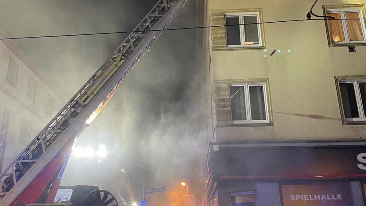 FW-E: Ausgedehnter Kellerbrand in einem Mehrfamilienhaus - Feuerwehr rettet 16 Menschen - Foto: presseportal.de