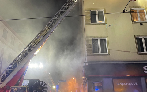 FW-E: Ausgedehnter Kellerbrand in einem Mehrfamilienhaus - Feuerwehr rettet 16 Menschen - Foto: presseportal.de