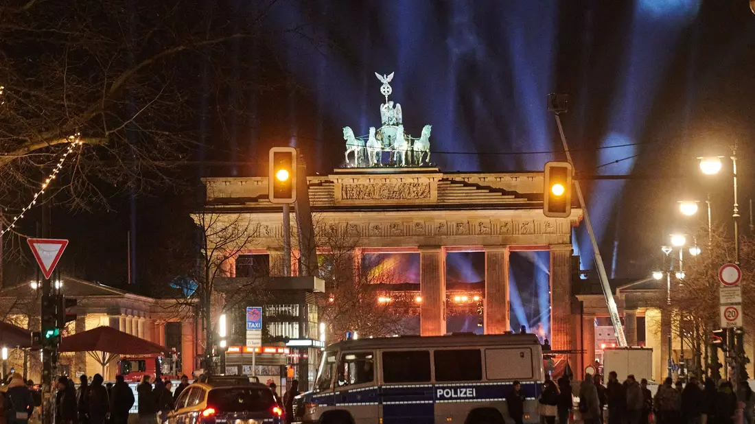 Zur Silvesterparty am Brandenburger Tor kamen jedes Jahr Zehntausende Menschen. (Archivfoto) - Bild: Annette Riedl/dpa