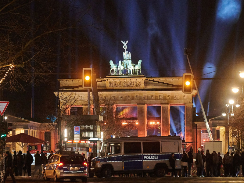 Zur Silvesterparty am Brandenburger Tor kamen jedes Jahr Zehntausende Menschen. (Archivfoto) - Foto: Annette Riedl/dpa