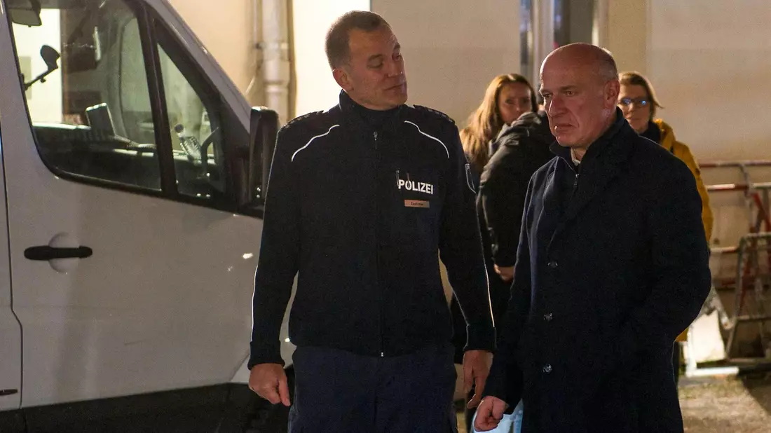 Berlins Regierender Bürgermeister Kai Wegner (r) wird bei einem Besuch der Polizeiwache an der Sonnenallee begrüßt. - Bild: Paul Zinken/dpa
