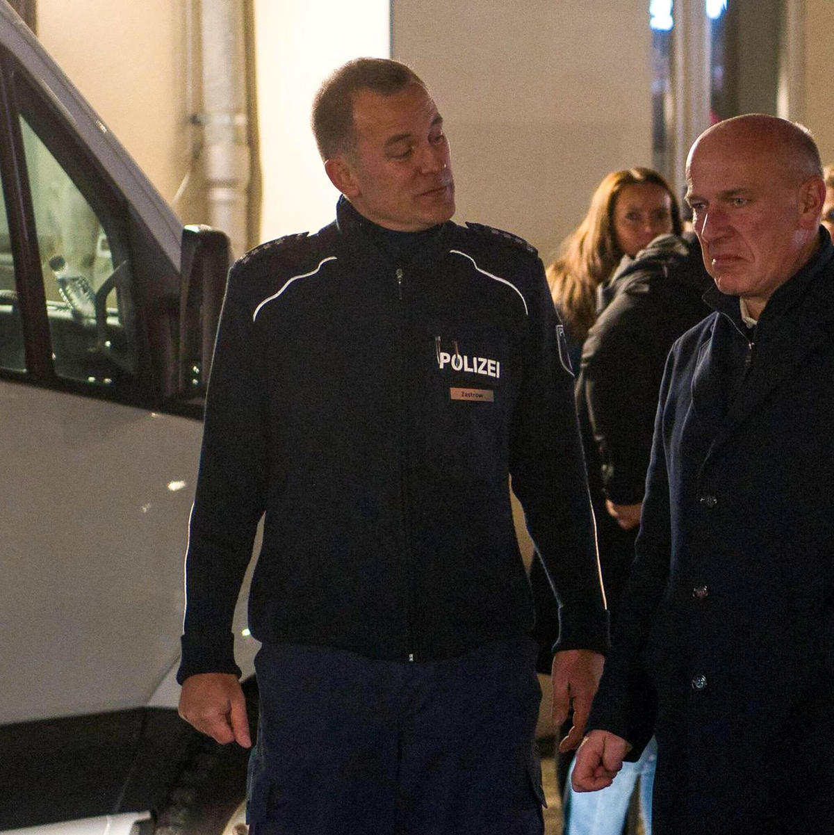 Berlins Regierender Bürgermeister Kai Wegner (r) wird bei einem Besuch der Polizeiwache an der Sonnenallee begrüßt. - Foto: Paul Zinken/dpa