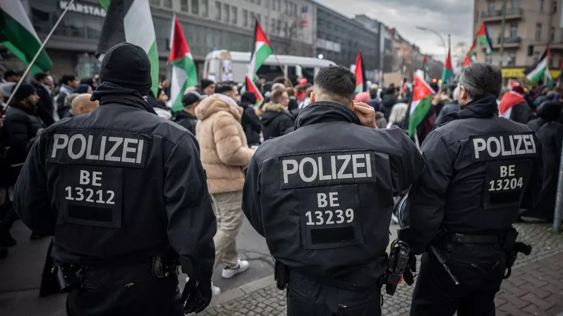 Berliner Polizisten begleiten eine propalästinensische Demonstration am Hermannplatz in Berlin Neukölln. - Bild: Michael Kappeler/dpa