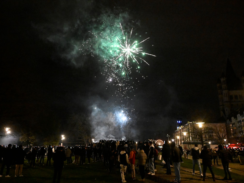 In Köln hießen die Menschen das neue Jahr 2024 willkommen. - Foto: Roberto Pfeil/dpa