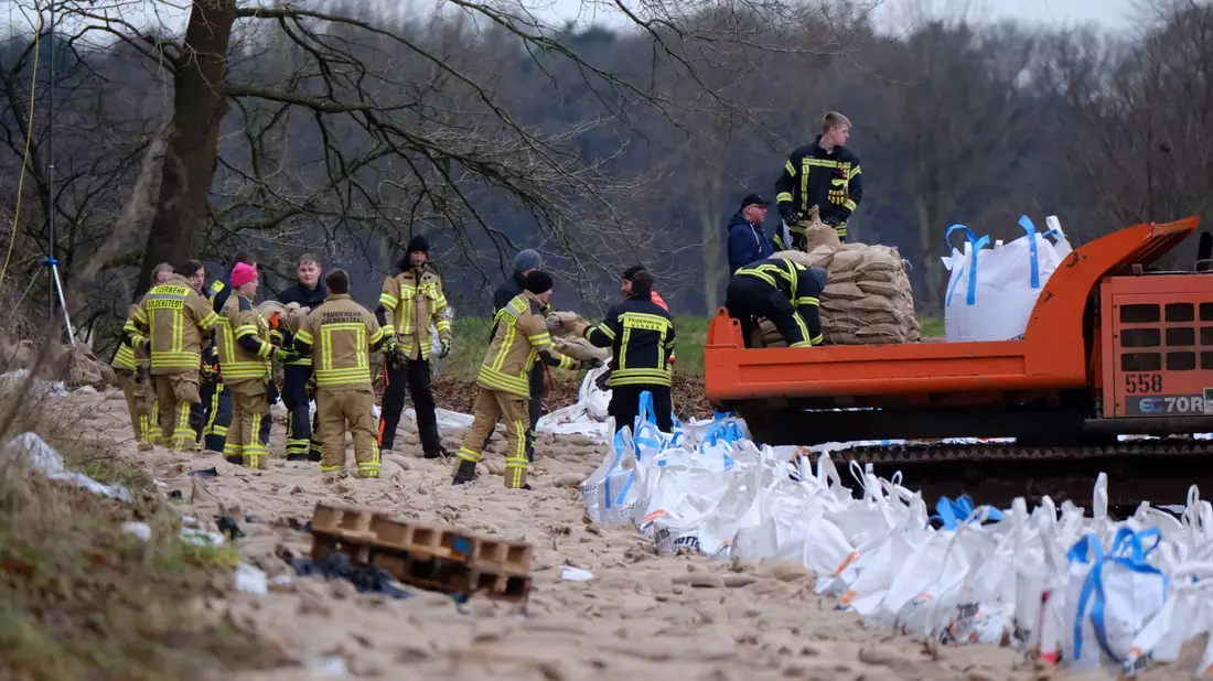 Die Bundesinnenministerin will heute in Hatten-Sandkrug bei Oldenburg mit Einsatzkräften sprechen. - Bild: Markus Hibbeler/dpa