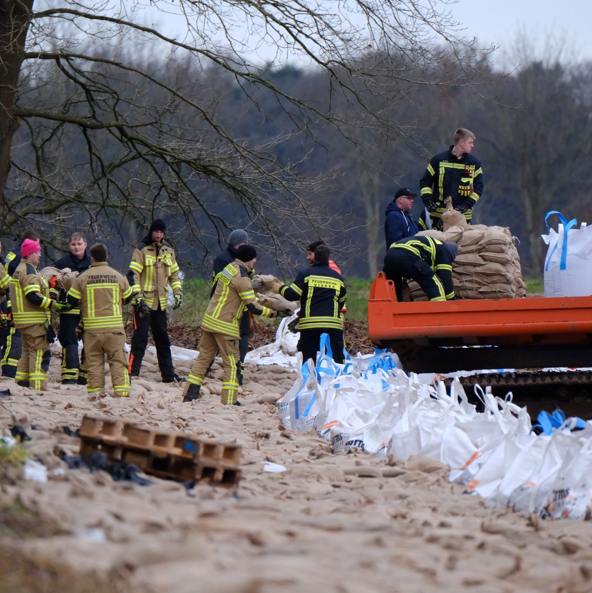 Die Bundesinnenministerin will heute in Hatten-Sandkrug bei Oldenburg mit Einsatzkräften sprechen. - Foto: Markus Hibbeler/dpa