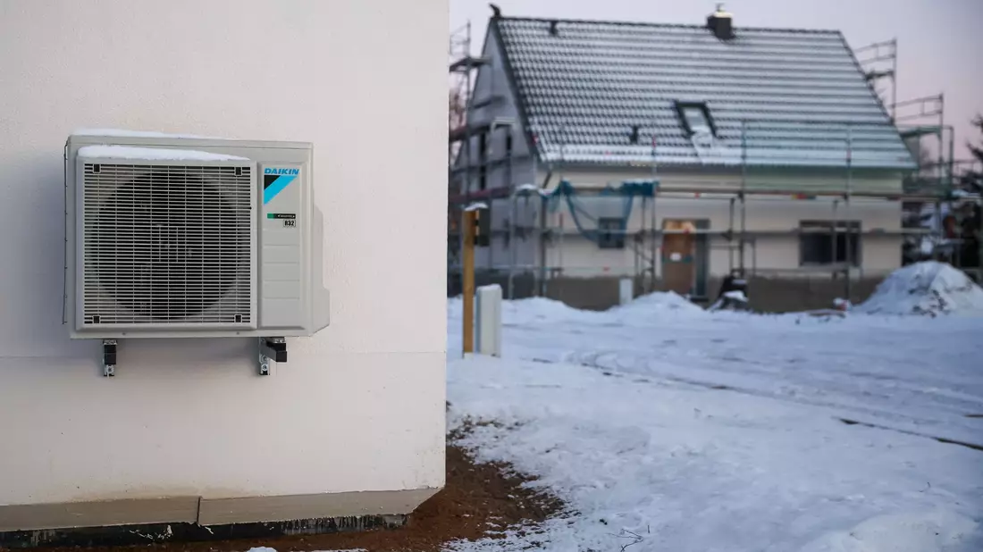 Das Gebäudeenergiegesetz sieht vor, dass von 2024 an jede neu eingebaute Heizung zu 65 Prozent mit Erneuerbaren Energien betrieben werden muss. - Bild: Jan Woitas/dpa