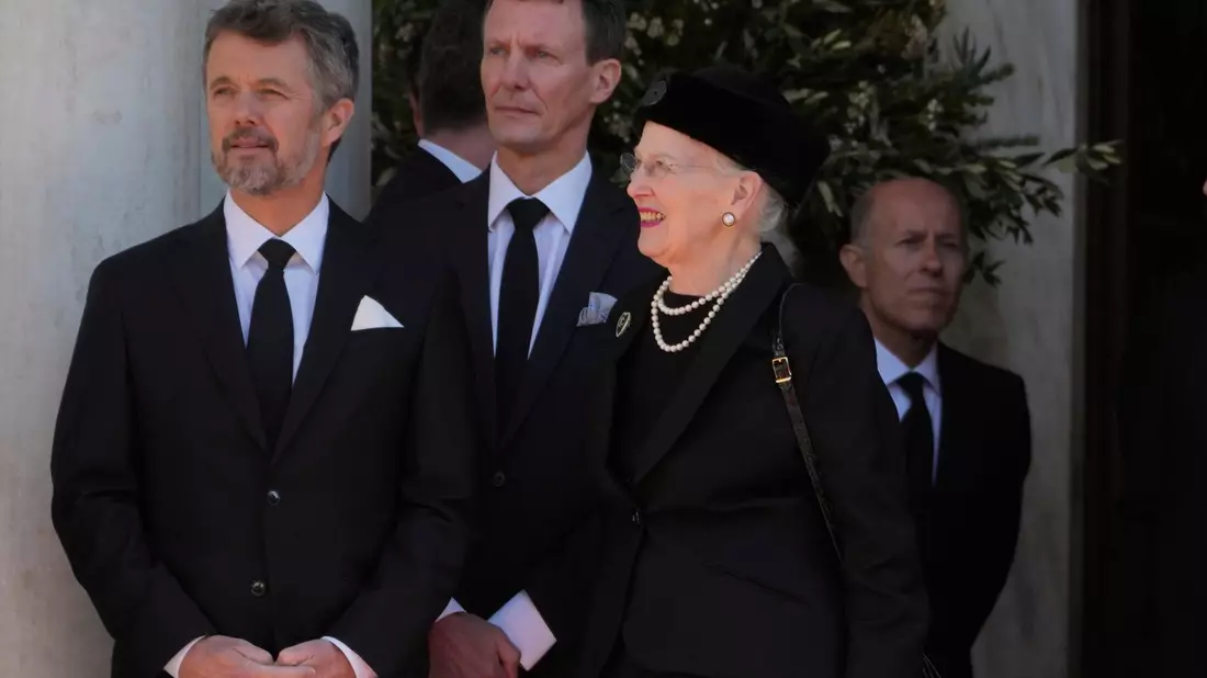 Kronprinz Frederik (l) soll den Thron von Königin Margrethe II. erben. - Bild: Petros Giannakouris/AP/dpa