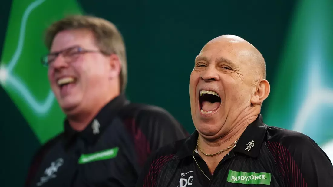 Ansager Russ Bray (r) war über Jahrzehnte die Stimme des Darts-Sports. - Bild: Zac Goodwin/PA Wire/dpa