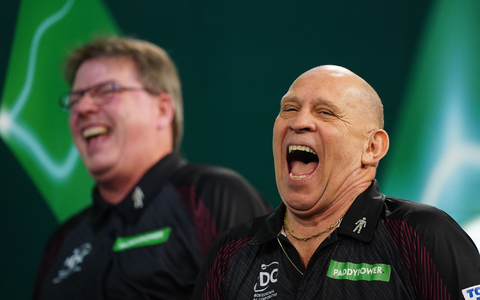 Ansager Russ Bray (r) war über Jahrzehnte die Stimme des Darts-Sports. - Foto: Zac Goodwin/PA Wire/dpa