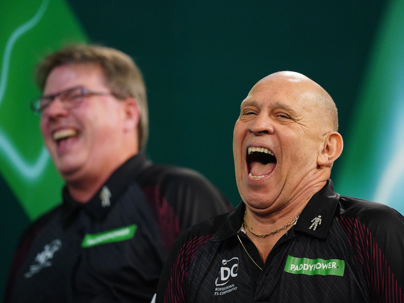 Ansager Russ Bray (r) war über Jahrzehnte die Stimme des Darts-Sports. - Foto: Zac Goodwin/PA Wire/dpa