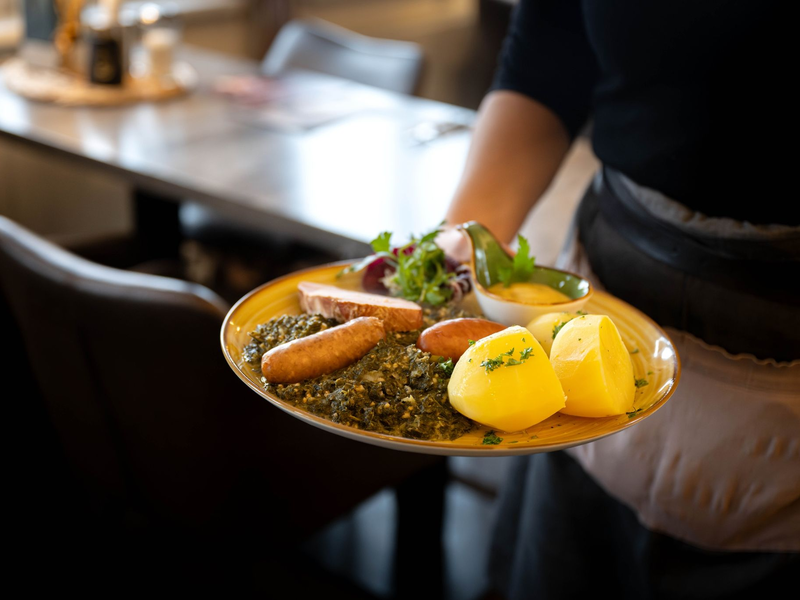 In der Gastronomie gilt vom 1. Januar 2024 an wieder der normale Mehrwertsteuersatz von 19 Prozent statt vorübergehend 7 Prozent. - Foto: Sina Schuldt/dpa