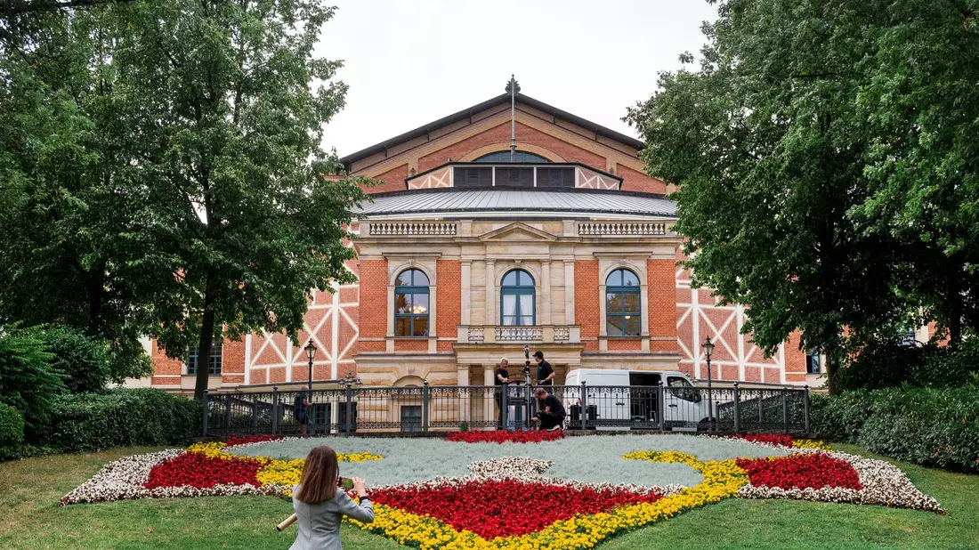Das Bayreuther Festspielhaus. - Bild: Daniel Vogl/dpa