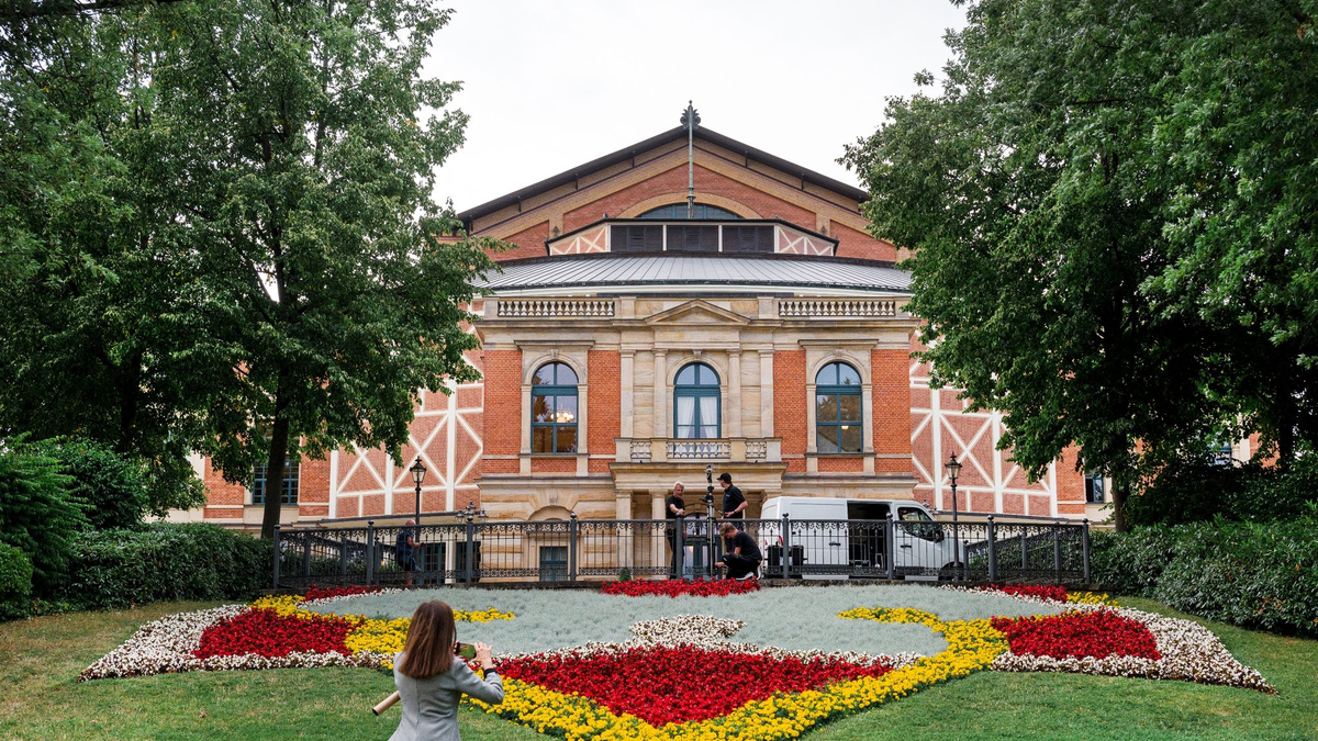 Das Bayreuther Festspielhaus. - Foto: Daniel Vogl/dpa