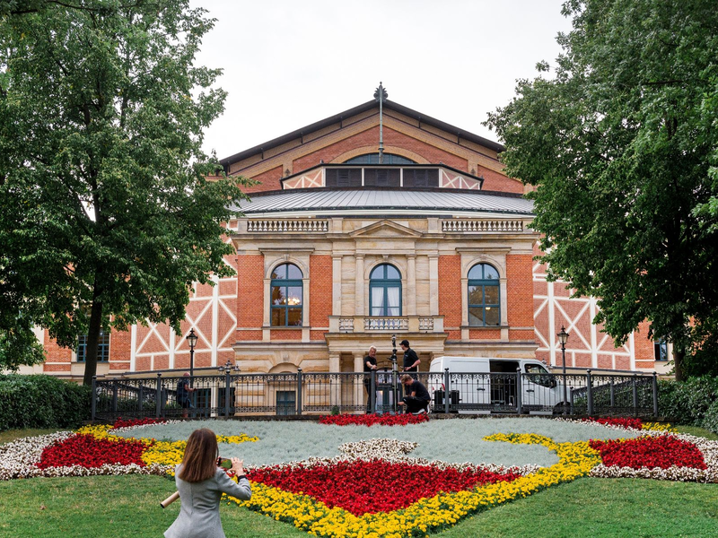 Das Bayreuther Festspielhaus. - Foto: Daniel Vogl/dpa