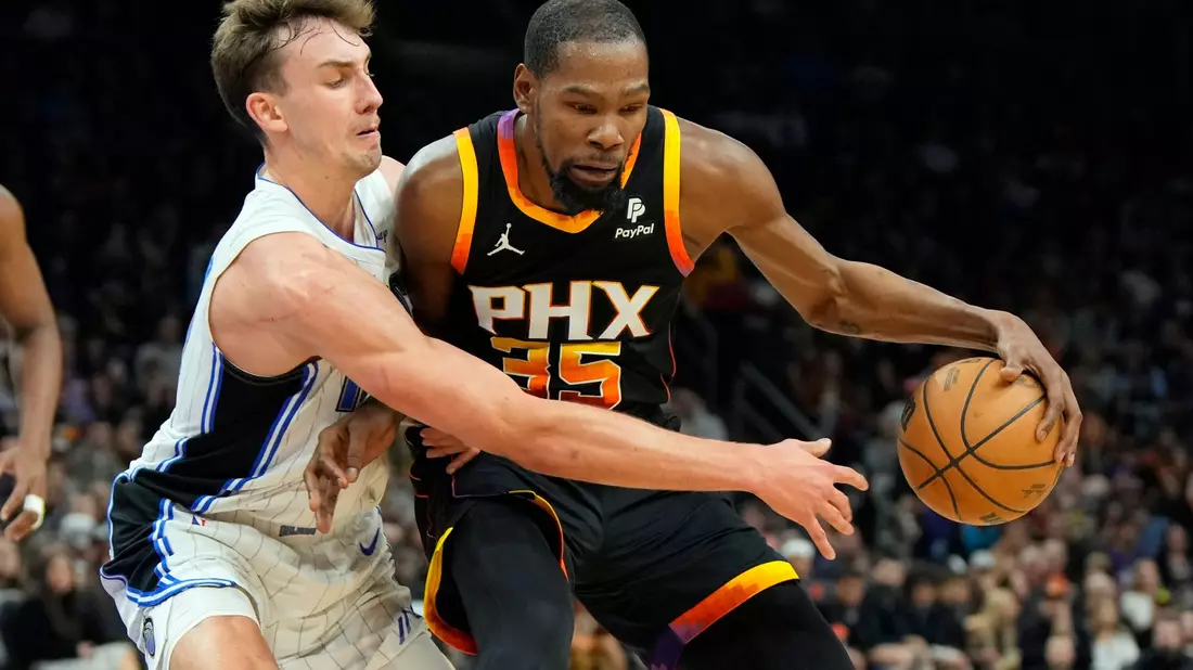 Franz Wagner (l) verteidigt gegen Suns-Starspieler Kevin Durant. - Bild: Rick Scuteri/AP/dpa