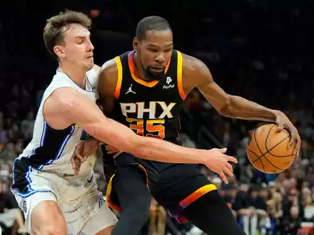 Franz Wagner (l) verteidigt gegen Suns-Starspieler Kevin Durant. - Foto: Rick Scuteri/AP/dpa