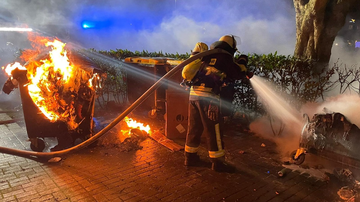 FW Moers: Kellerbrand mit Menschenrettung in der Silvesternacht / Mehrere Kleinbrände im Stadtgebiet - Foto: presseportal.de