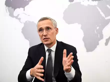 Die Nato-Mitgliedschaft der Türkei wegen der jüngsten Entwicklungen infrage zu stellen, lehnt der Norweger vehement ab. «Die Nato würde eine schwächere Allianz sein, und wir alle würden unsicherer sein ohne die Türkei als Verbündeten», sagt Jens Stoltenberg. - Foto: Federico Gambarini/dpa