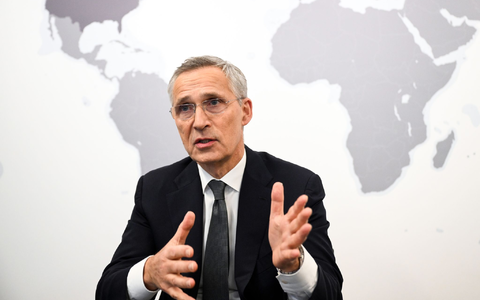 Die Nato-Mitgliedschaft der Türkei wegen der jüngsten Entwicklungen infrage zu stellen, lehnt der Norweger vehement ab. «Die Nato würde eine schwächere Allianz sein, und wir alle würden unsicherer sein ohne die Türkei als Verbündeten», sagt Jens Stoltenberg. - Foto: Federico Gambarini/dpa