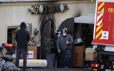 Einsatzkräfte arbeiten am Brandort in Graz. - Foto: Erwin Scheriau/APA/dpa