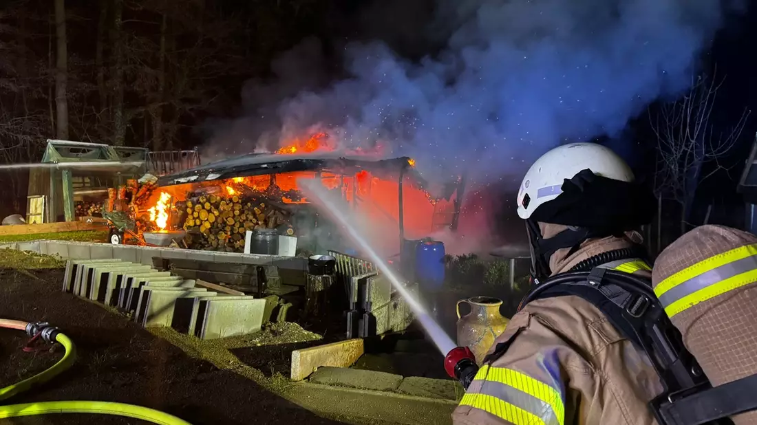 FW-GL: Bilanz zur Silvesternacht der Feuerwehr Bergisch Gladbach - Bild: presseportal.de