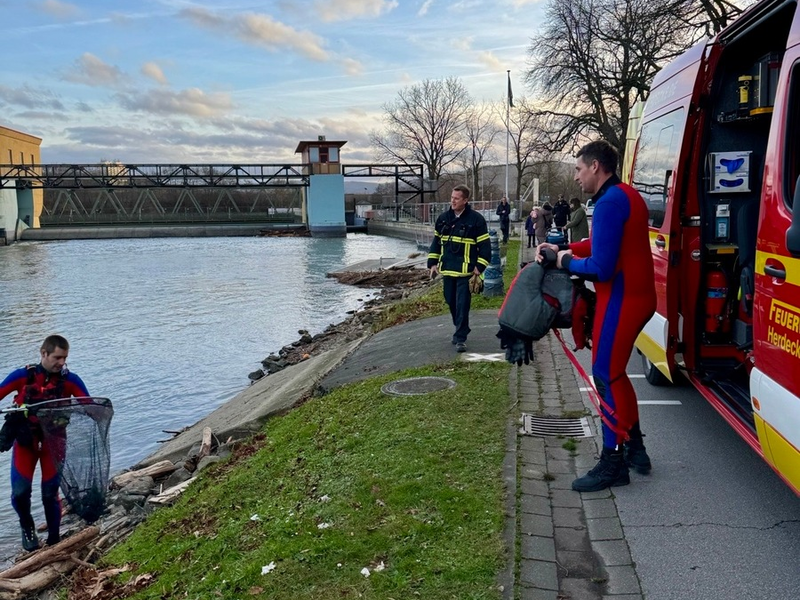 FW-EN: Ruhige Silvesternacht für die Feuerwehr - 8 Kleineinsätze am Wochenende: Gefahrenast entfernt und Blässhuhn gerettet. - Foto: presseportal.de
