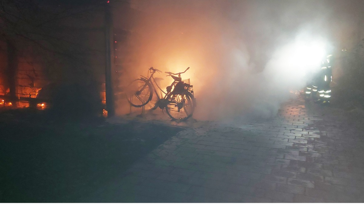 FW-M: Schuppen brennt komplett aus (Neuhausen) - Foto: presseportal.de