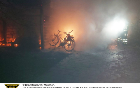 FW-M: Schuppen brennt komplett aus (Neuhausen) - Foto: presseportal.de