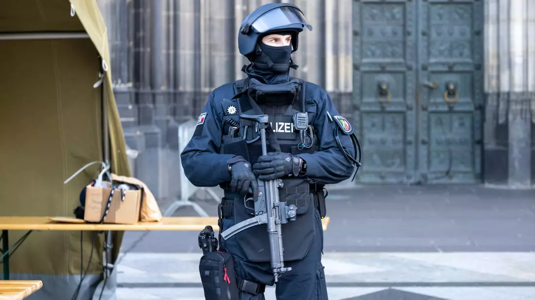 Vor dem Pontifikalamt im Kölner Dom zum Jahresabschluss mit Kardinal Woelki wird das Domumfeld von Einsatzkräften der Polizei mit Maschinenpistolen stark bewacht. - Bild: Thomas Banneyer/dpa