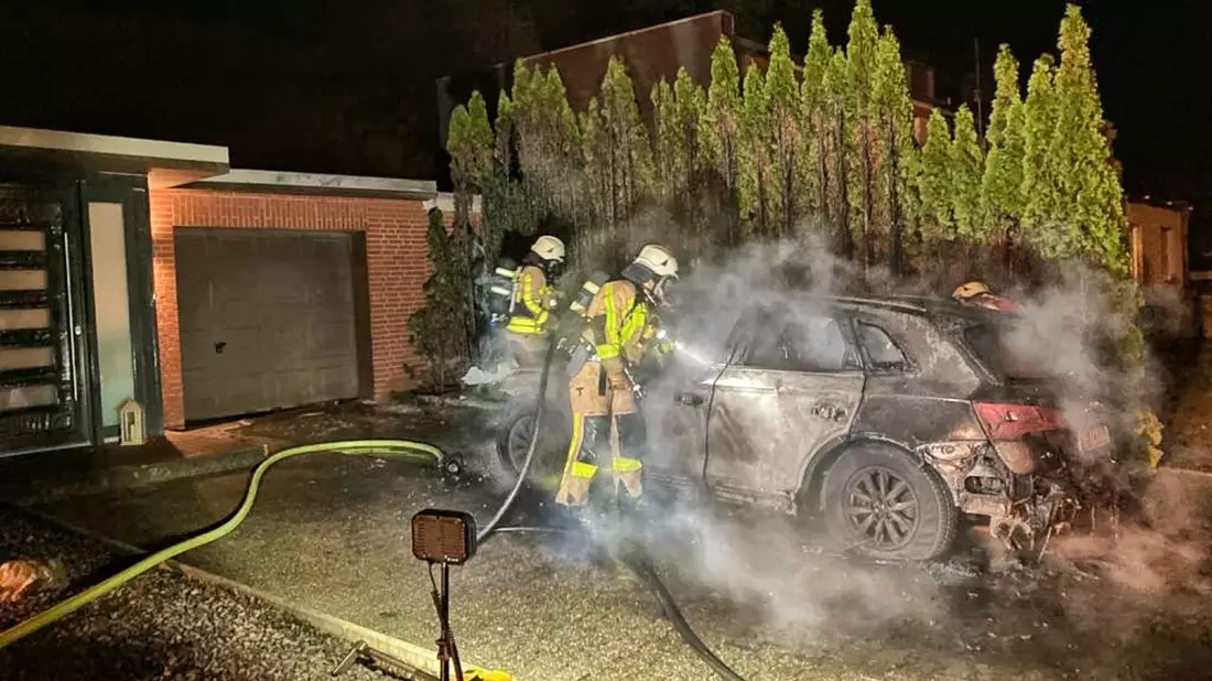 FW Grevenbroich: Erfreulich entspannter Start der Feuerwehr Grevenbroich ins neue Jahr / Feierstimmung in der Stadt, weniger Einsätze als im Vorjahr, ein PKW ausgebrannt - Bild: presseportal.de