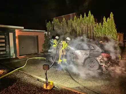 FW Grevenbroich: Erfreulich entspannter Start der Feuerwehr Grevenbroich ins neue Jahr / Feierstimmung in der Stadt, weniger Einsätze als im Vorjahr, ein PKW ausgebrannt - Foto: presseportal.de