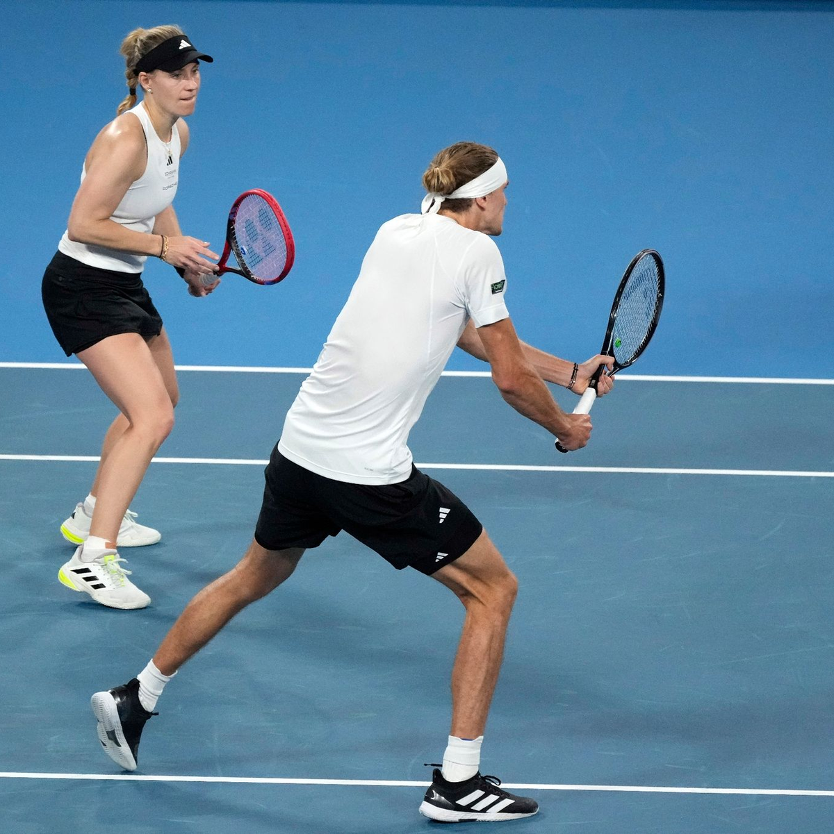 Angelique Kerber und Alexander Zverev verloren knapp das entscheidende Doppel. - Foto: Rick Rycroft/AP/dpa