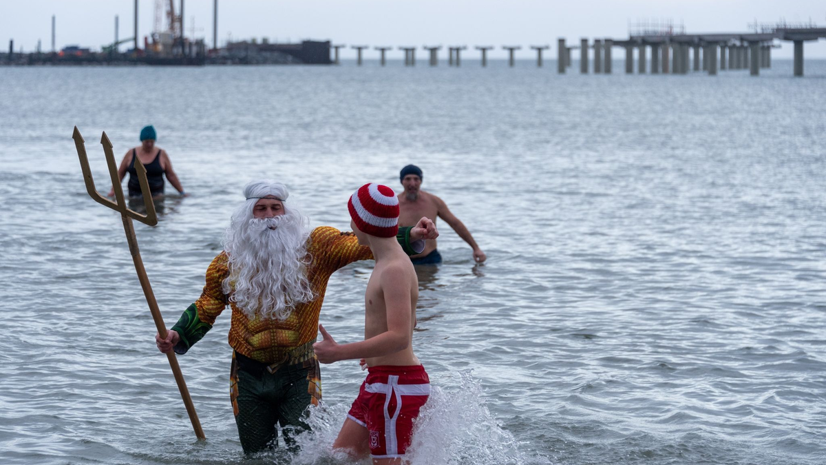Als Neptun verkleidet steigt Tim Bergelt zusammen mit anderen Hobbyschwimmern aus dem 5 Grad kalten Meer, hier die Ostsee. - Foto: Stephan Schulz/dpa
