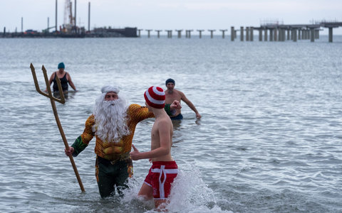 Als Neptun verkleidet steigt Tim Bergelt zusammen mit anderen Hobbyschwimmern aus dem 5 Grad kalten Meer, hier die Ostsee. - Foto: Stephan Schulz/dpa