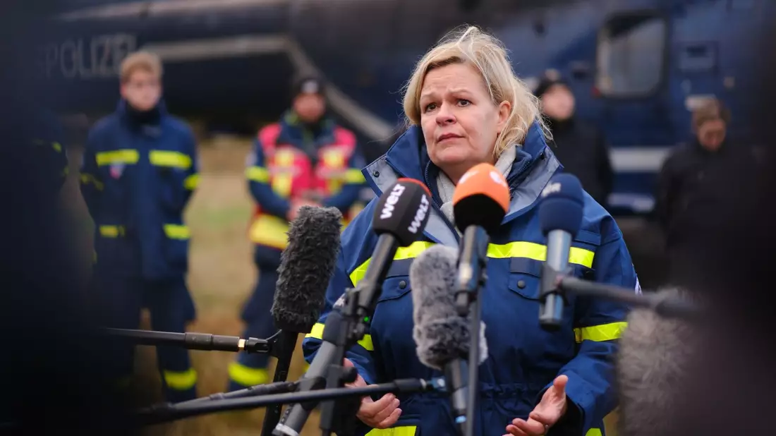 Bundesinnenministerin Nancy Faeser trifft Einsatzkräfte des Technischen Hilfswerks (THW) und der Bundespolizei. - Bild: Markus Hibbeler/dpa
