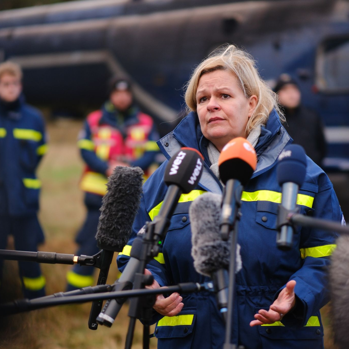 Bundesinnenministerin Nancy Faeser trifft Einsatzkräfte des Technischen Hilfswerks (THW) und der Bundespolizei. - Foto: Markus Hibbeler/dpa